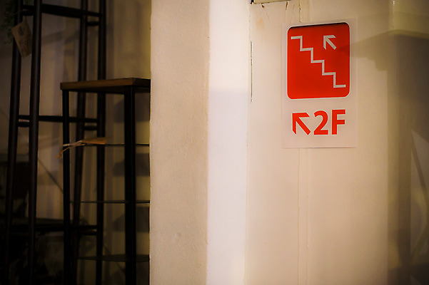 포토 JPG 벽 사람없음 계단 일본 표지판 비상계단 2층 오사카 국내포토 아시아 알림판 층 파일형식