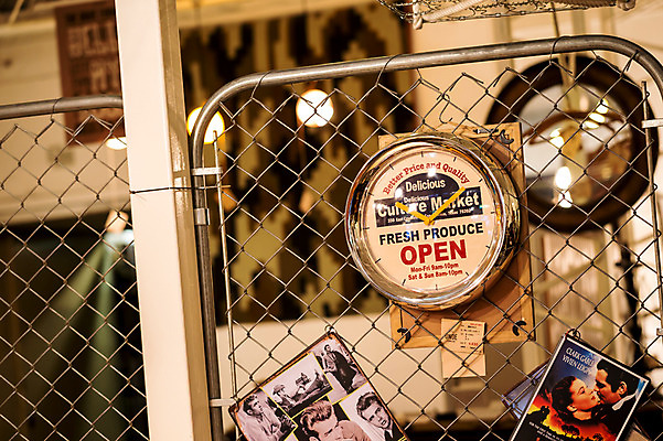 포토 JPG 포스터 시계 실내 매달리기 사람 여러명 일본 기념사진 영화포스터 오사카 철창 국내포토 아시아 다수 모션 내부 파일형식