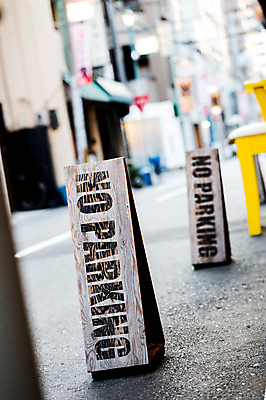 포토 JPG 주간 영어 사람없음 야외 목재 아웃포커스 일본 금지 도시 표지판 오사카 주차금지 국내포토 자연요소 나무 문자 아시아 재료 알림판 촬영기법 파일형식