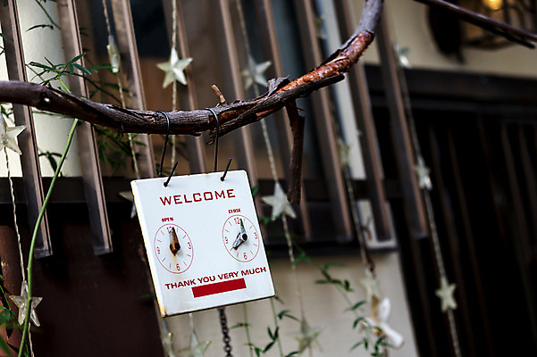 포토 JPG 주간 사람없음 야외 건물 일본 나뭇가지 도시 표지판 환영 오사카 국내포토 자연요소 나무 건축물 아시아 알림판 파일형식