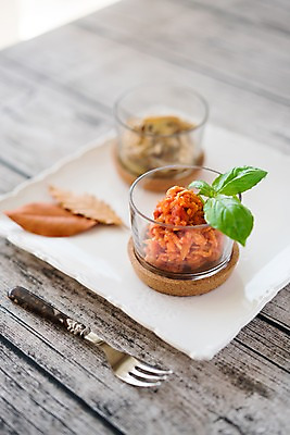 포토 JPG 접시 음식 포크 낙엽 식탁 나뭇잎 사람없음 목재 허브 일본음식 국내포토 나무 식물 식기 잎 재료 탁자 파일형식