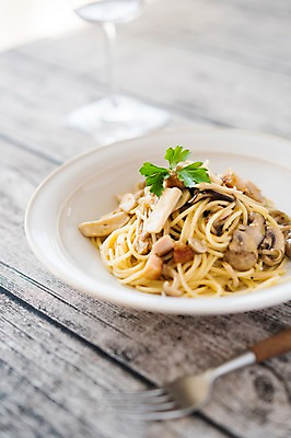 포토 JPG 음식 포크 식탁 파스타 서양음식 사람없음 목재 양송이 국내포토 나무 식기 재료 탁자 버섯 파일형식