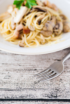 포토 JPG 음식 포크 식탁 파스타 서양음식 사람없음 목재 양송이 국내포토 나무 식기 재료 탁자 버섯 파일형식