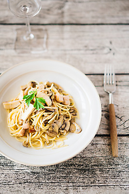 포토 JPG 음식 포크 와인잔 식탁 잔 파스타 서양음식 사람없음 목재 양송이 국내포토 나무 식기 술잔 재료 탁자 버섯 파일형식