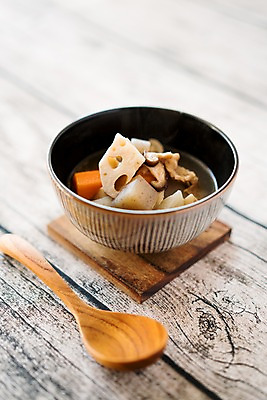 포토 JPG 그릇 음식 사람없음 목재 숟가락 당근 표고버섯 나무숟가락 연근 조림 곤약 일본음식 국내포토 나무 식기 채소 재료 뿌리채소 수저 버섯 파일형식