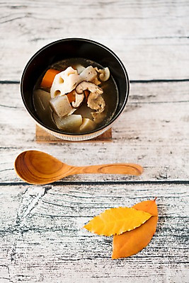 포토 JPG 그릇 음식 낙엽 나뭇잎 사람없음 목재 숟가락 당근 표고버섯 나무숟가락 연근 조림 곤약 일본음식 국내포토 나무 식기 잎 채소 재료 뿌리채소 수저 버섯 파일형식