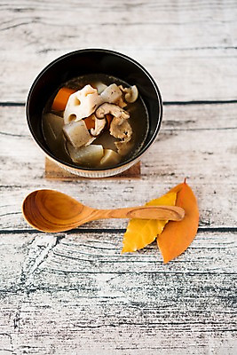 포토 JPG 그릇 음식 낙엽 나뭇잎 사람없음 목재 숟가락 당근 표고버섯 나무숟가락 연근 조림 곤약 일본음식 국내포토 나무 식기 잎 채소 재료 뿌리채소 수저 버섯 파일형식