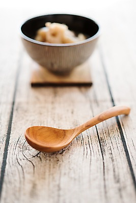 포토 JPG 그릇 음식 사람없음 목재 숟가락 당근 표고버섯 나무숟가락 연근 조림 곤약 일본음식 국내포토 나무 식기 채소 재료 뿌리채소 수저 버섯 파일형식