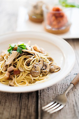 포토 JPG 음식 포크 식탁 파스타 서양음식 사람없음 목재 양송이 국내포토 나무 식기 재료 탁자 버섯 파일형식