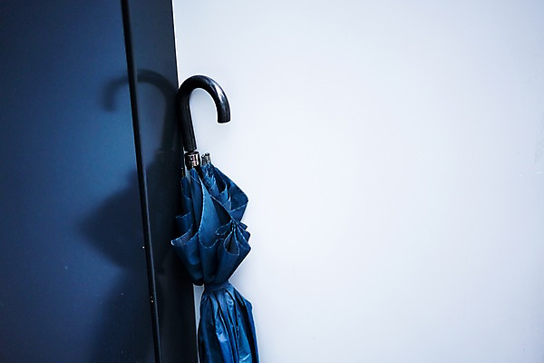 포토 JPG 벽 우산 실내 사람없음 파란색 한개 문 기댐 장우산 클래식블루 트렌드컬러 국내포토 1 컬러 모션 내부 파일형식 트랜드컬러