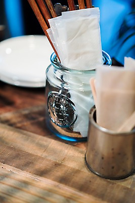 포토 JPG 그릇 식탁 유리병 실내 사람없음 목재 화장지 오브젝트 냅킨 나무젓가락 티슈꽂이 국내포토 나무 식기 재료 젓가락 탁자 병_용기 내부 꽂이 파일형식