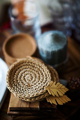 포토 JPG 밧줄 나뭇잎 사람없음 목재 아웃포커스 컵받침 받침대 오브젝트 공예품 새끼줄 국내포토 나무 줄 잎 재료 촬영기법 공예 파일형식