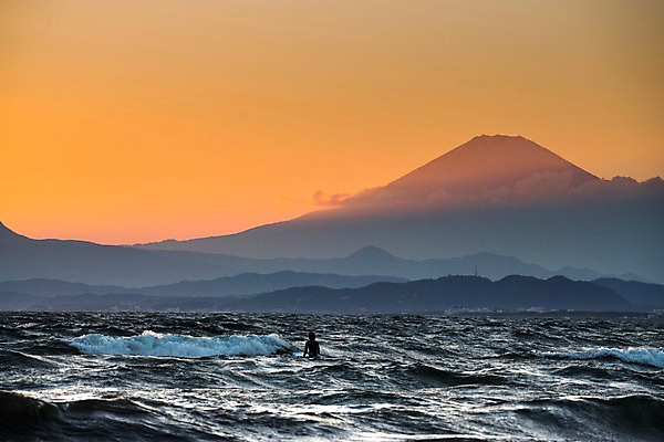 포토 JPG 주간 바다 자연 하늘 산 한명 사람 풍경 야외 일출 일본 일몰 서핑 국내포토 자연요소 1 아시아 노을 수상스포츠 생태계 파일형식