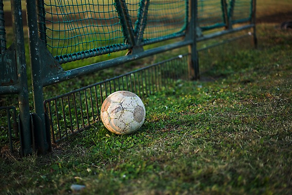 포토 JPG 주간 축구공 잔디 사람없음 야외 담장 운동장 축구장 철조망 국내포토 자연요소 식물 공 축구용품 스포츠시설 공간 파일형식