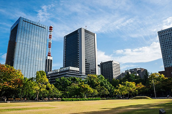 포토 JPG 주간 나무 구름 공원 하늘 풍경 빌딩 잔디 사람없음 야외 건물 탑 일본 도시 도쿄 국내포토 자연요소 식물 건축물 공공시설 아시아 파일형식
