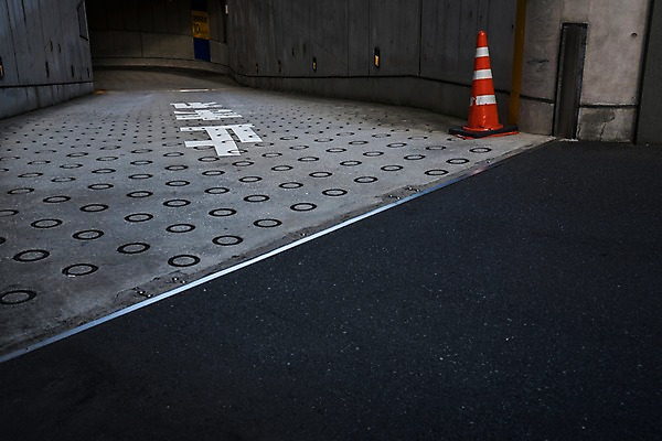 포토 JPG 주간 출입구 실내 사람없음 야외 일본 도쿄 주차장 칼라콘 국내포토 자연요소 아시아 내부 안전장비 파일형식
