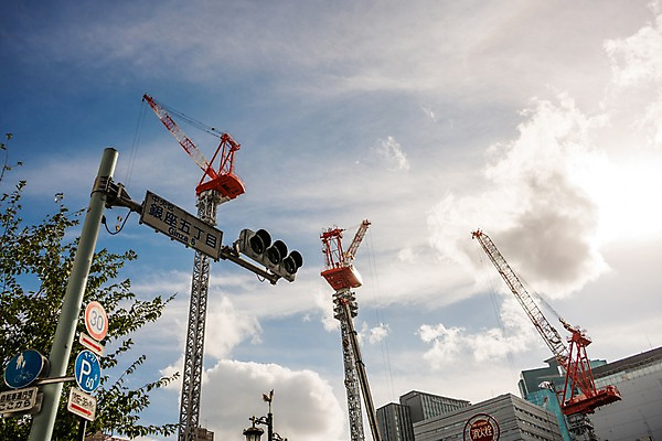 포토 JPG 주간 구름 로우앵글 하늘 풍경 사람없음 야외 건물 일본 건설현장 도시 표지판 도쿄 신호등 기중기 국내포토 자연요소 건축물 아시아 뷰포인트 건설업 알림판 중장비 파일형식