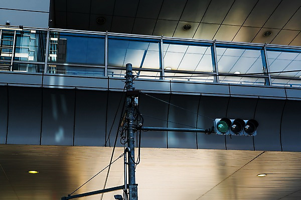 포토 JPG 주간 사람없음 야외 건물 일본 도시 도쿄 신호등 육교 가교 국내포토 자연요소 건축물 아시아 다리_건축물 파일형식