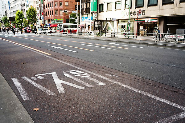 포토 JPG 주간 도로 사람 여러명 야외 건물 일본 도시 도쿄 군중 일본어 국내포토 자연요소 문자 건축물 아시아 길 다수 교통시설 파일형식