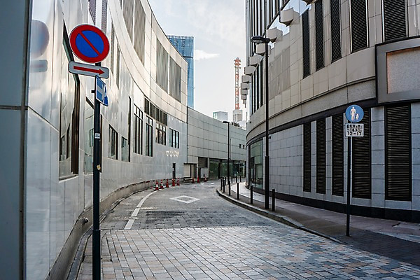 포토 JPG 주간 가로등 풍경 사람없음 야외 건물 일본 도시 표지판 보행로 도쿄 골목길 칼라콘 국내포토 자연요소 건축물 공공시설 아시아 길 알림판 안전장비 파일형식