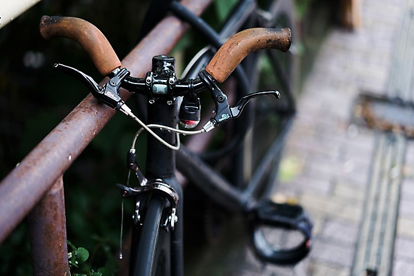 포토 JPG 주간 한대 난간 손잡이 사람없음 야외 아웃포커스 일본 자전거 도시 보행로 도쿄 부식 국내포토 자연요소 1 아시아 길 촬영기법 바이크 파일형식