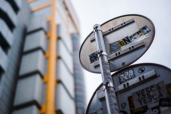 포토 JPG 주간 스티커 사람없음 야외 건물 아웃포커스 일본 도시 표지판 도쿄 국내포토 자연요소 건축물 아시아 알림판 촬영기법 파일형식