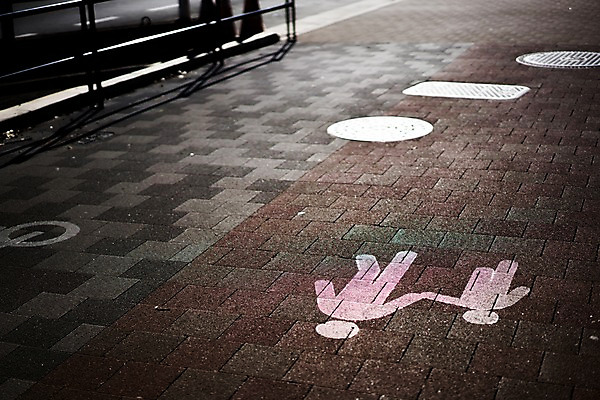 포토 JPG 주간 난간 바닥 사람없음 야외 일본 도시 보행로 도쿄 땅 보도블럭 국내포토 자연요소 아시아 길 파일형식