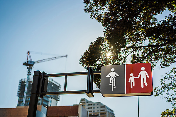 포토 JPG 주간 나무 하늘 빌딩 사람없음 야외 햇빛 일본 도시 표지판 보행로 도쿄 기중기 자전거도로 국내포토 자연요소 식물 아시아 길 알림판 건물 태양 중장비 전용도로 파일형식