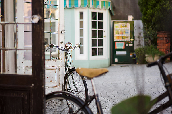 포토 JPG 주간 주택 사람없음 야외 문 상점 일본 자전거 도시 도쿄 두대 자판기 국내포토 자연요소 아시아 2 건물 바이크 파일형식