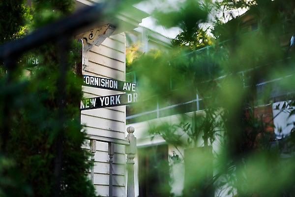 포토 JPG 주간 나무 영어 주택 사람없음 야외 일본 표지판 도쿄 국내포토 자연요소 식물 문자 아시아 알림판 건물 파일형식