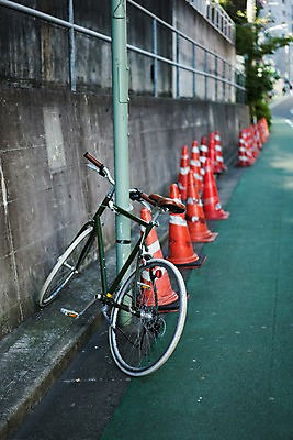 포토 JPG 주간 한대 사람없음 야외 일본 자전거 도시 보행로 도쿄 전봇대 자전거도로 칼라콘 국내포토 자연요소 1 공공시설 아시아 길 바이크 안전장비 전용도로 파일형식