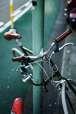 포토 JPG 주간 한대 사람없음 야외 일본 자전거 도시 보행로 도쿄 전봇대 자전거도로 칼라콘 국내포토 자연요소 1 공공시설 아시아 길 바이크 안전장비 전용도로 파일형식