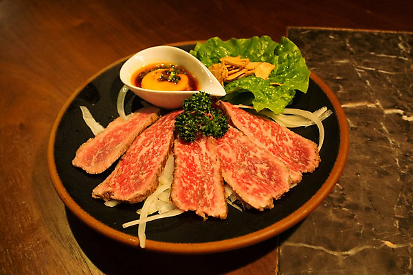 포토 JPG 접시 음식 식탁 육류 사람없음 소스 국내포토 식기 식재료 탁자 양념 파일형식