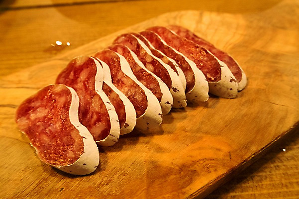 포토 JPG 식재료 어류 사람없음 목재 해산물 슬라이스 토막 나무도마 나무배경 국내포토 나무 백그라운드 재료 도마 수중동물 파일형식