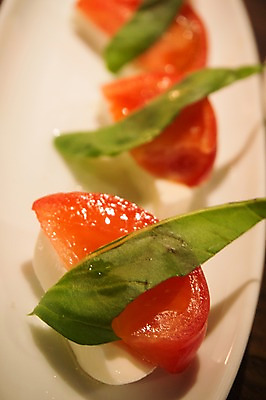 포토 JPG 접시 음식 잎 토마토 치즈 사람없음 아웃포커스 샐러드 슬라이스 일본음식 국내포토 식물 식기 채소 유제품 촬영기법 파일형식