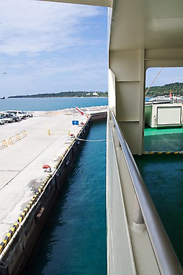 포토 JPG 주간 바다 풍경 사람없음 야외 항구 일본 선박 이에섬 국내포토 자연요소 아시아 섬 수상교통 교통시설 오키나와 파일형식