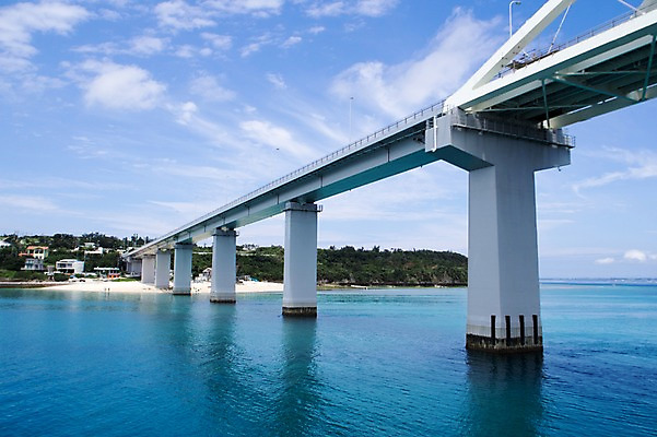 포토 JPG 주간 구름 바다 하늘 풍경 사람없음 야외 일본 가교 이에섬 국내포토 자연요소 건축물 아시아 섬 오키나와 파일형식