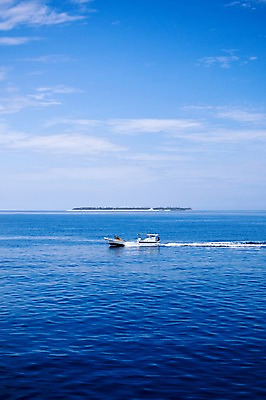 포토 JPG 주간 구름 바다 섬 하늘 풍경 사람없음 야외 일본 한척 어선 선박 수평선 이에섬 국내포토 자연요소 1 아시아 수상교통 배_교통 오키나와 파일형식