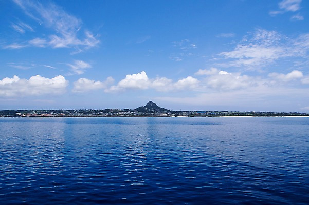 포토 JPG 주간 구름 바다 섬 자연 하늘 산 풍경 사람없음 야외 일본 이에섬 국내포토 자연요소 아시아 생태계 오키나와 파일형식