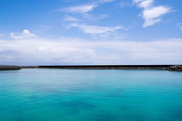 포토 JPG 주간 구름 바다 섬 자연 하늘 풍경 사람없음 야외 항구 일본 이에섬 국내포토 자연요소 아시아 교통시설 생태계 오키나와 파일형식