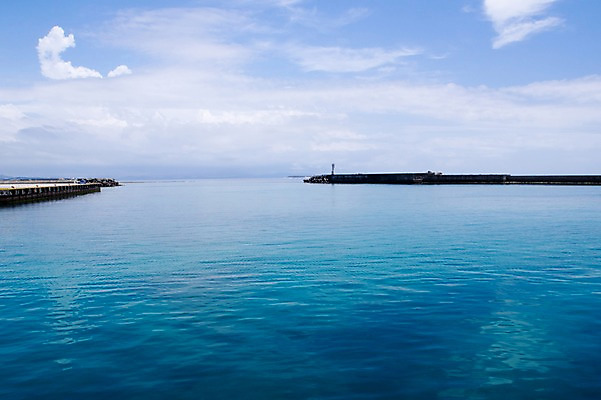 포토 JPG 주간 구름 바다 섬 자연 하늘 풍경 사람없음 야외 항구 일본 이에섬 국내포토 자연요소 아시아 교통시설 생태계 오키나와 파일형식