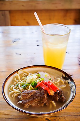 포토 JPG 그릇 음료 음식 식탁 육류 빨대 사람없음 목재 컵 일본 면류 고명 국수 일본음식 이에섬 국내포토 나무 식기 아시아 섬 식재료 재료 탁자 오키나와 파일형식