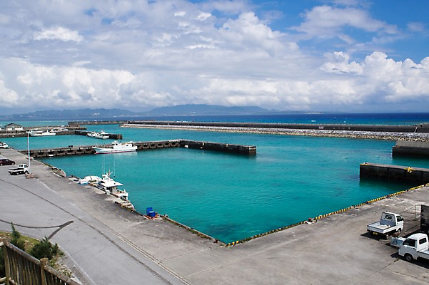 포토 JPG 주간 구름 바다 하늘 풍경 사람없음 야외 항구 일본 트럭 어선 이에섬 국내포토 자연요소 아시아 섬 배_교통 교통시설 자동차 오키나와 파일형식