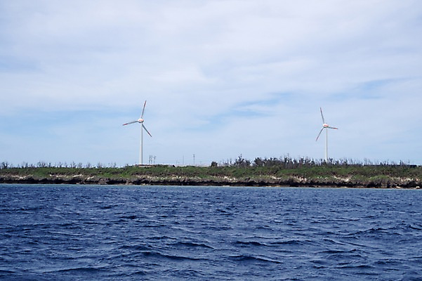 포토 JPG 주간 구름 바다 섬 하늘 풍경 사람없음 야외 일본 풍력기 이에섬 국내포토 자연요소 아시아 풍력에너지 오키나와 파일형식
