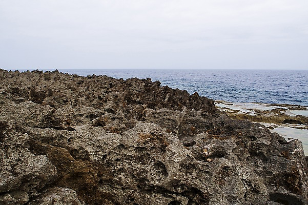 포토 JPG 주간 바다 자연 하늘 풍경 사람없음 야외 일본 바위 이에섬 국내포토 자연요소 아시아 섬 돌_바위 생태계 오키나와 파일형식