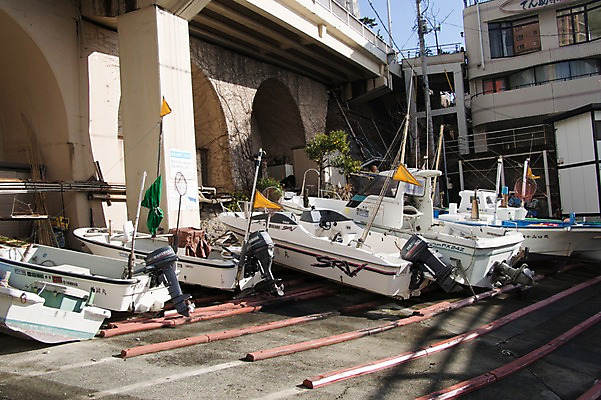 포토 JPG 주간 바다 주택 풍경 사람없음 야외 마을 일본 어선 여러척 가교 국내포토 자연요소 건축물 아시아 다수 배_교통 건물 파일형식