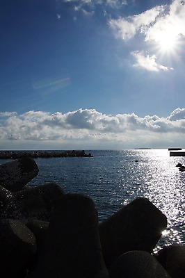 포토 JPG 주간 구름 바다 하늘 풍경 사람없음 야외 햇빛 일본 방파제 국내포토 자연요소 공공시설 아시아 태양 파일형식