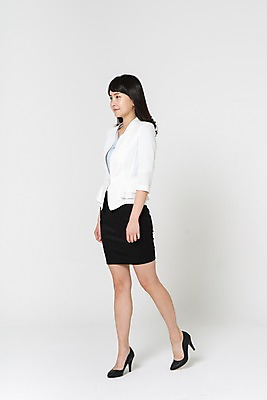 포토 JPG 스튜디오촬영 전신 여자 실내 한명 정장 20대 성인 옆모습 걷기 한국인 비즈니스우먼 하이힐 차렷 청년여자한명만 성인여자한명만 국내포토 1 옷 구두 뷰포인트 포즈 비즈니스 모션 사람 동양인 청년 내부 직장인 여성화 여자한명만 성인여자만 청년여자만 파일형식