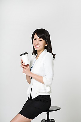 포토 JPG 스튜디오촬영 여자 커피 의자 실내 한명 미소 들기 앉기 정장 상반신 20대 성인 옆모습 한국인 비즈니스우먼 테이크아웃 청년여자한명만 성인여자한명만 국내포토 1 옷 음료 뷰포인트 가구 비즈니스 모션 표정 사람 동양인 청년 내부 직장인 여자한명만 성인여자만 청년여자만 파일형식