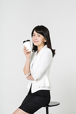 포토 JPG 스튜디오촬영 여자 커피 의자 실내 한명 미소 들기 앉기 정장 상반신 20대 성인 옆모습 한국인 비즈니스우먼 테이크아웃 청년여자한명만 성인여자한명만 국내포토 1 옷 음료 뷰포인트 가구 비즈니스 모션 표정 사람 동양인 청년 내부 직장인 여자한명만 성인여자만 청년여자만 파일형식